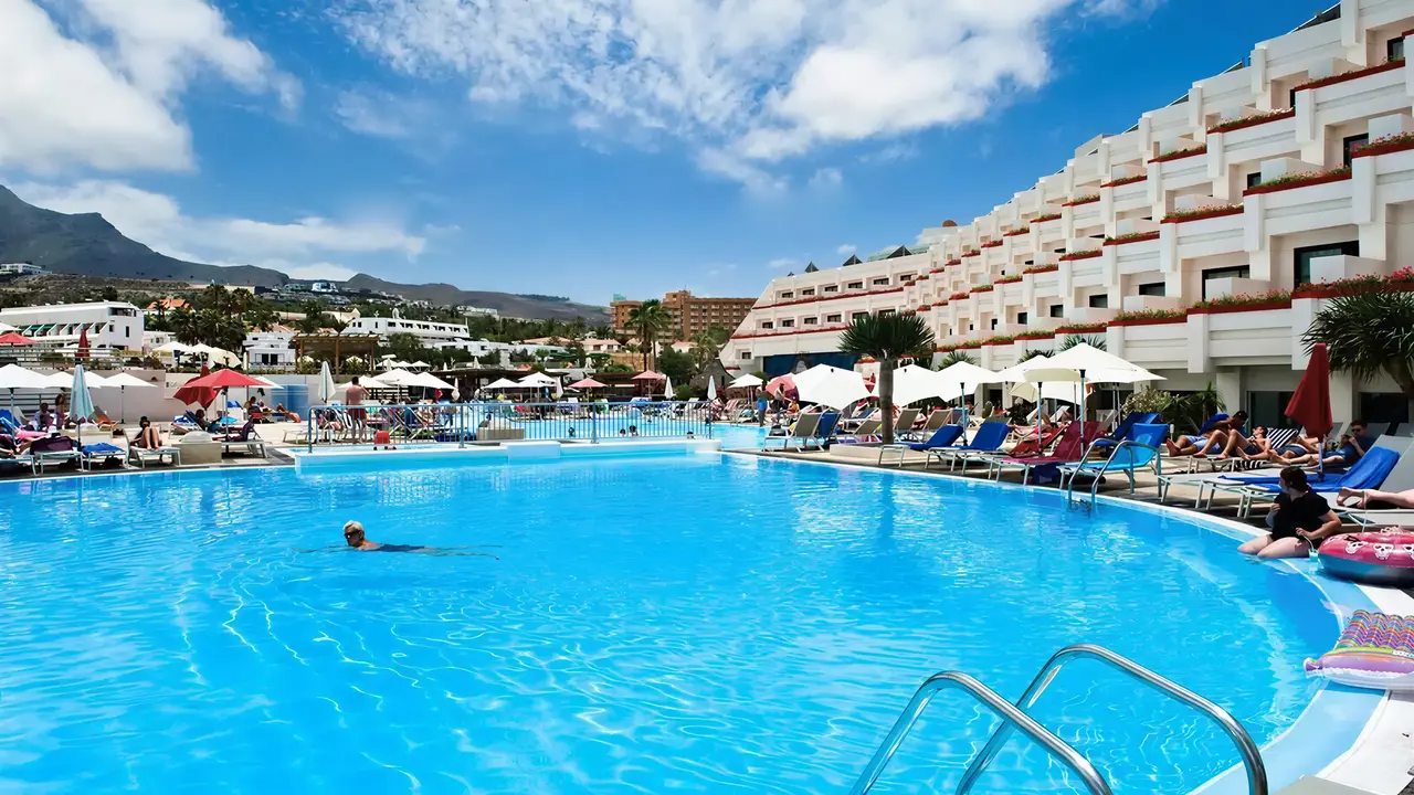 Basen zewnętrzny z leżakami w Alexandre Gala Tenerife