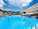 Basen zewnętrzny z leżakami w Alexandre Gala Tenerife