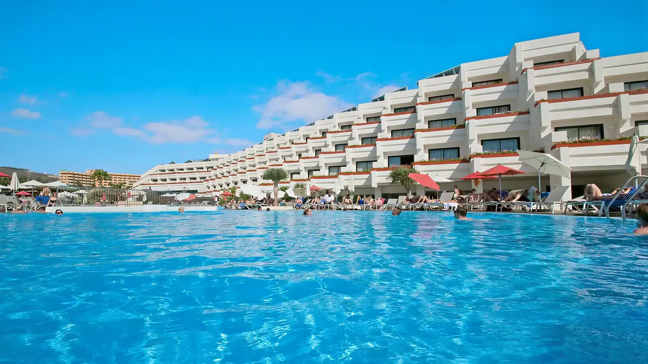 Basen z leżakami w Alexandre Gala Tenerife