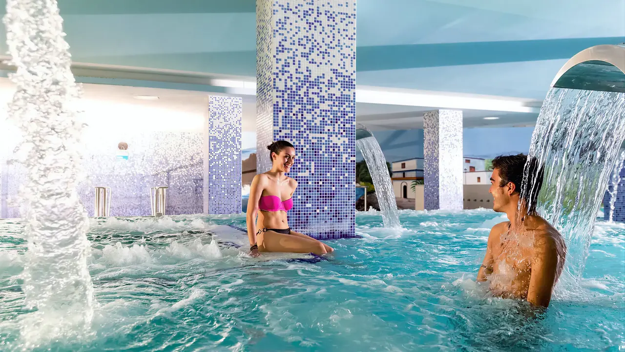 Kobieta i mężczyzna w basenie spa Alexandre Gala Tenerife