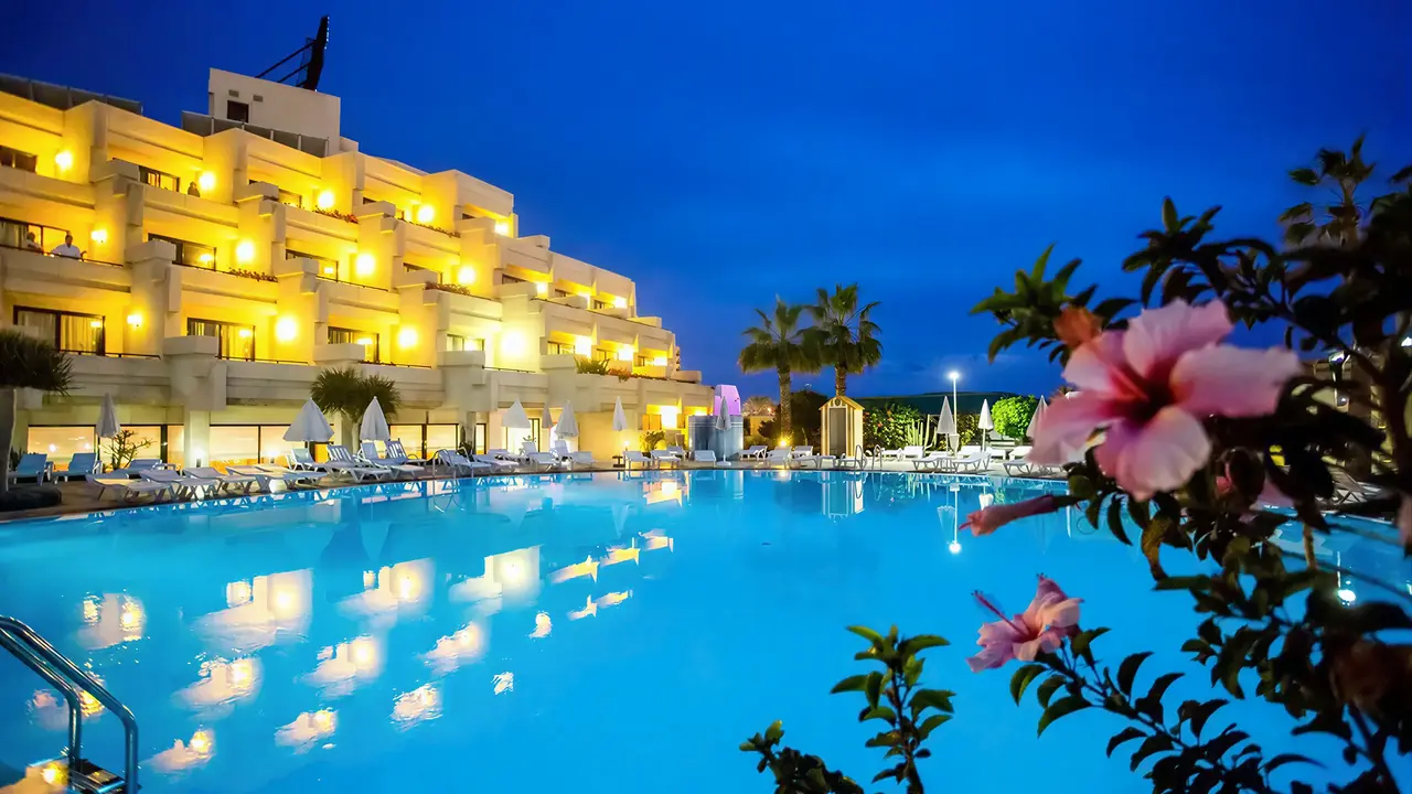 Basen w hotelu Alexandre Gala Tenerife o zmierzchu