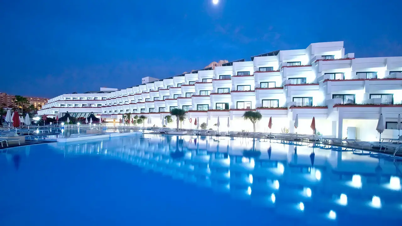 Widok na budynek i basen w Alexandre Gala Tenerife