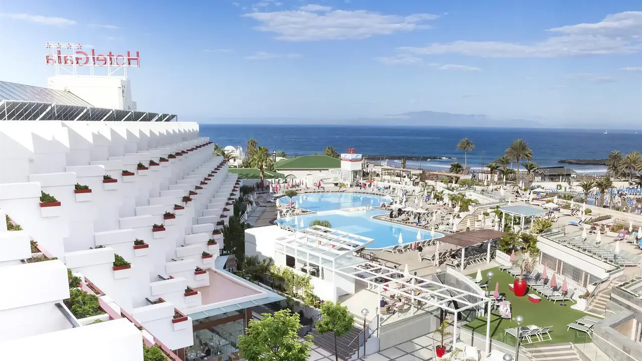 Widok na kompleks Alexandre Gala Tenerife z basenami