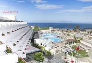 Widok na kompleks Alexandre Gala Tenerife z basenami