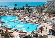 Widok na kompleks basenów w Alexandre Gala Tenerife