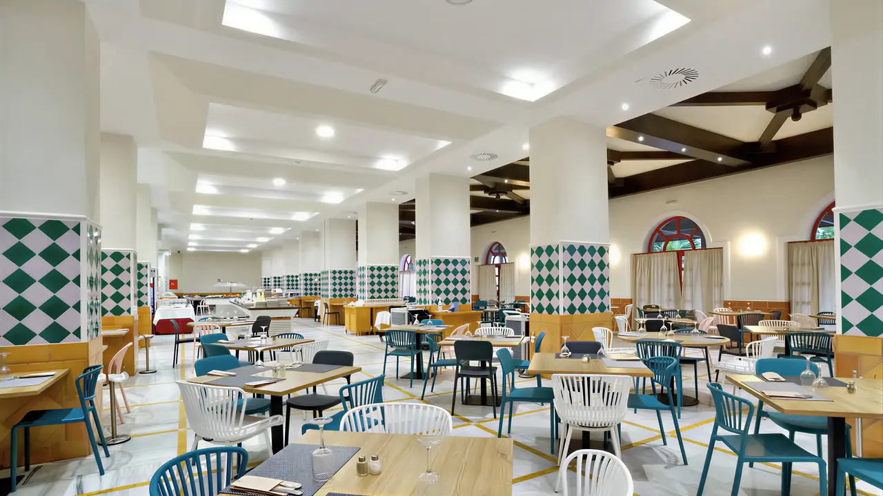 Restauracja w hotelu Almunecar Playa z ustawionymi stolikami