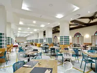 Restauracja w hotelu Almunecar Playa z ustawionymi stolikami