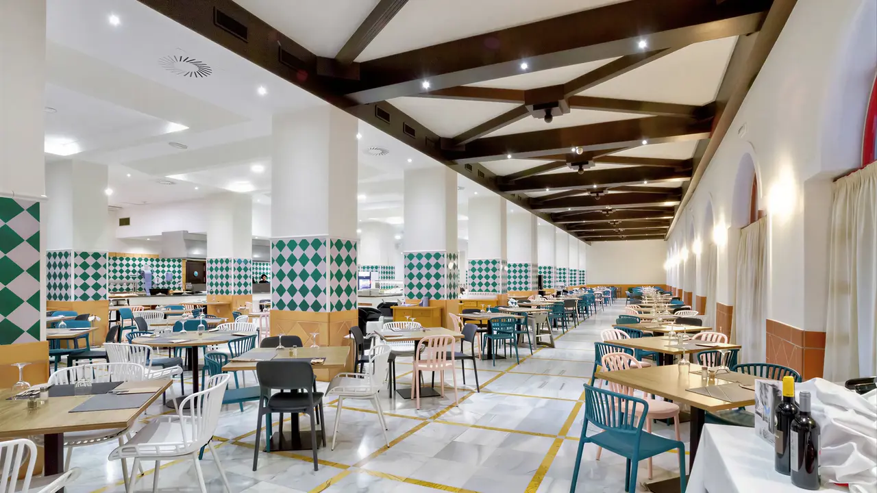Jadalnia w hotelu Almunecar Playa z ustawionymi stolikami