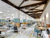 Jadalnia w hotelu Almunecar Playa z ustawionymi stolikami