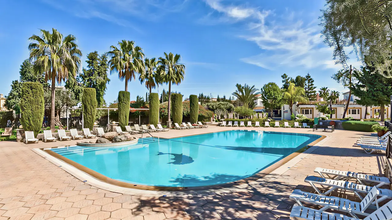 Basen z leżakami w hotelu Altinkaya Resort