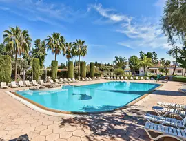 Basen z leżakami w hotelu Altinkaya Resort