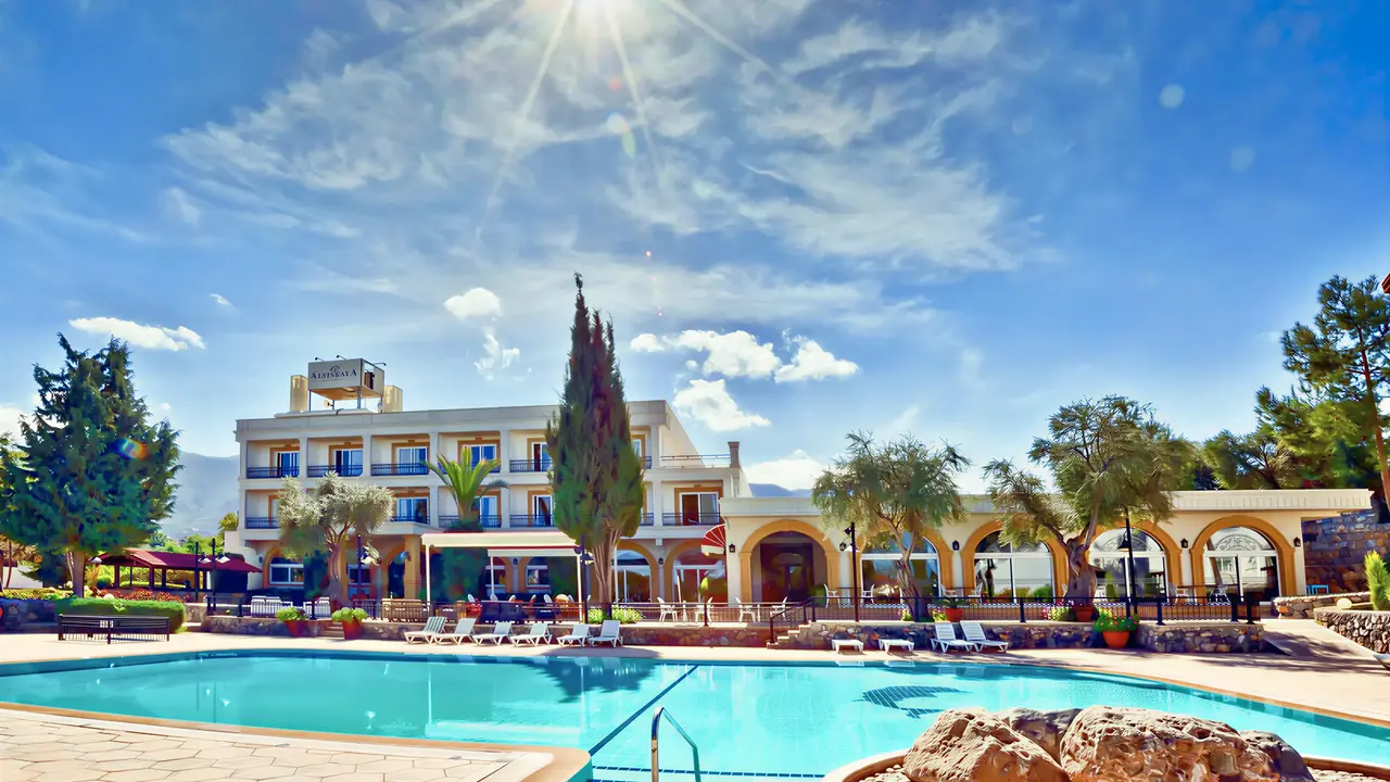 Basen w hotelu Altinkaya Resort pod słonecznym niebem