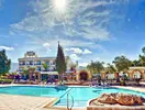 Basen w hotelu Altinkaya Resort pod słonecznym niebem