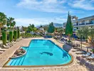 Basen z leżakami w hotelu Altinkaya Resort