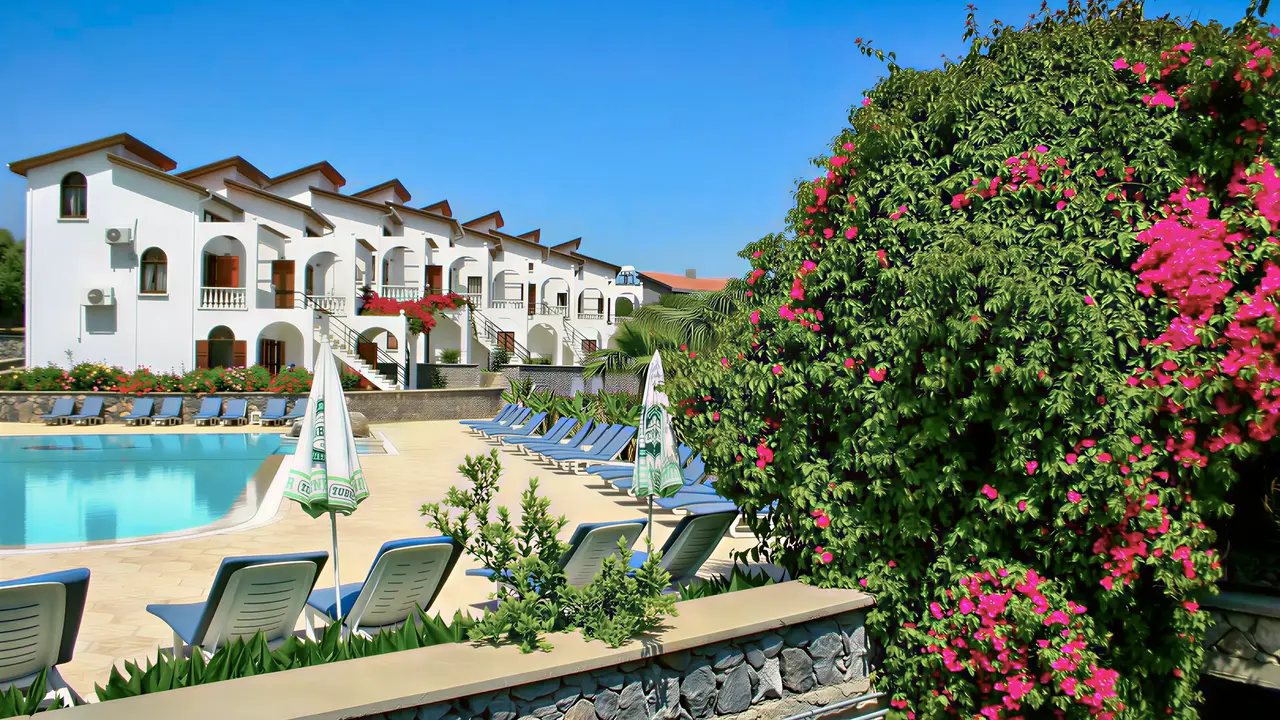 Basen i leżaki w hotelu Altinkaya Resort