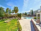 Basen i leżaki w Altinkaya Resort