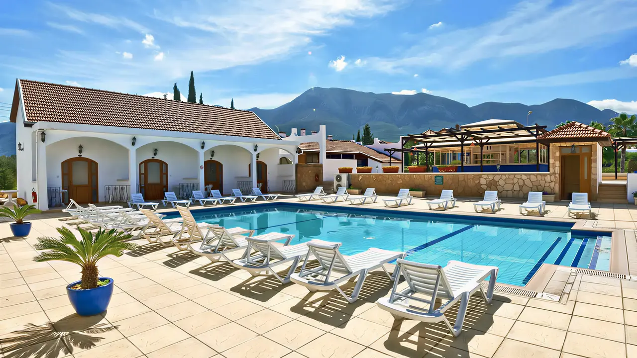 Basen z leżakami w Altinkaya Resort