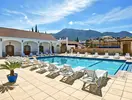 Basen z leżakami w Altinkaya Resort