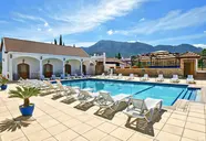 Basen z leżakami w Altinkaya Resort