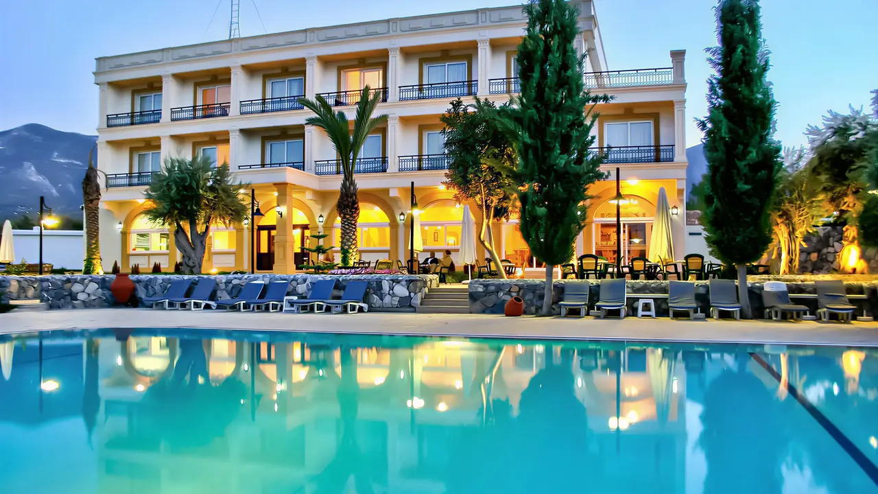 Basen i budynek hotelu Altinkaya Resort wieczorem