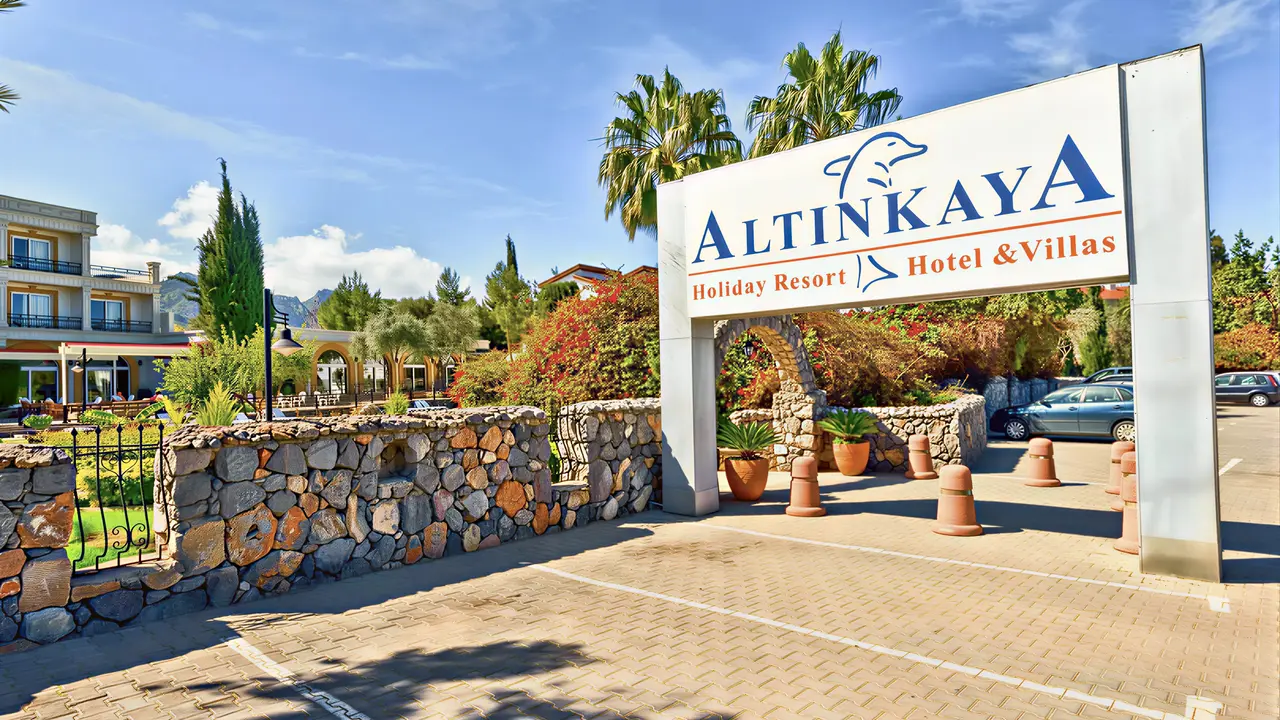 Wejście do kompleksu Altinkaya Resort z szyldem