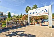Wejście do kompleksu Altinkaya Resort z szyldem