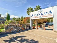 Wejście do kompleksu Altinkaya Resort z szyldem