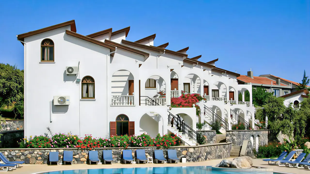 Basen i leżaki w Altinkaya Resort