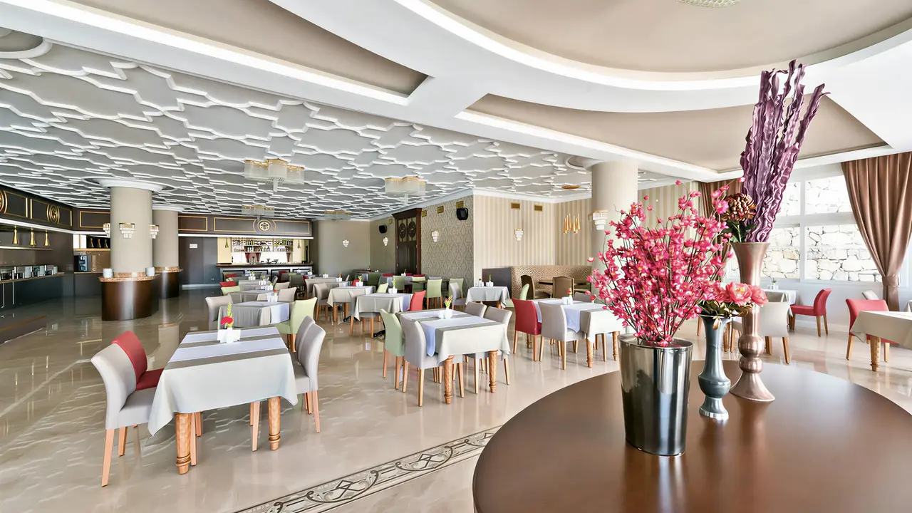 Jasna restauracja z nakrytymi stołami w Altinkaya Resort