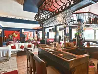 Bar z wysokimi hokerami w Altinkaya Resort