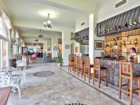 Bar z wysokimi hokerami w Altinkaya Resort
