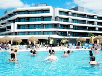 Basen z gośćmi w Alvor Baia