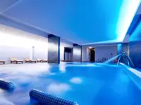 Kryty basen z leżakami w Alvor Baia