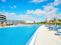 Basen z leżakami w hotelu Alvor Baia