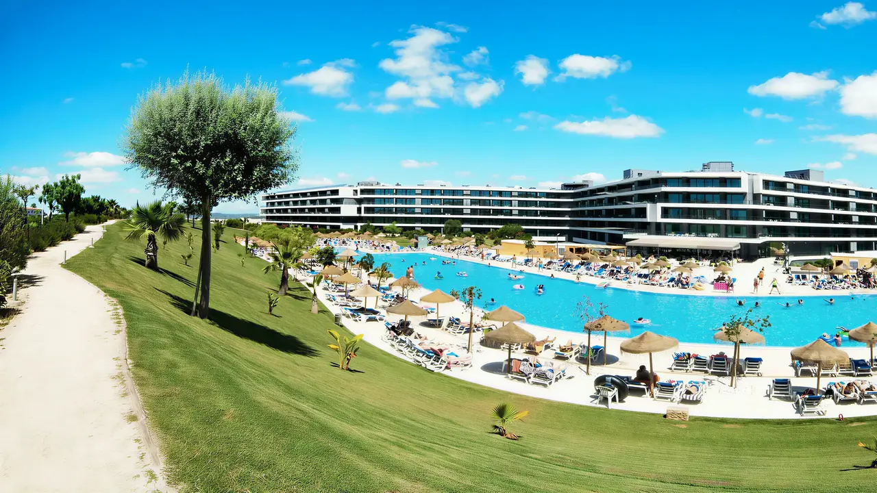 Widok na kompleks hotelowy Alvor Baia z basenem
