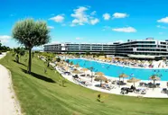 Widok na kompleks hotelowy Alvor Baia z basenem