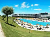 Widok na kompleks hotelowy Alvor Baia z basenem