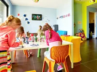 Dzieci rysują w klubiku w Alvor Baia