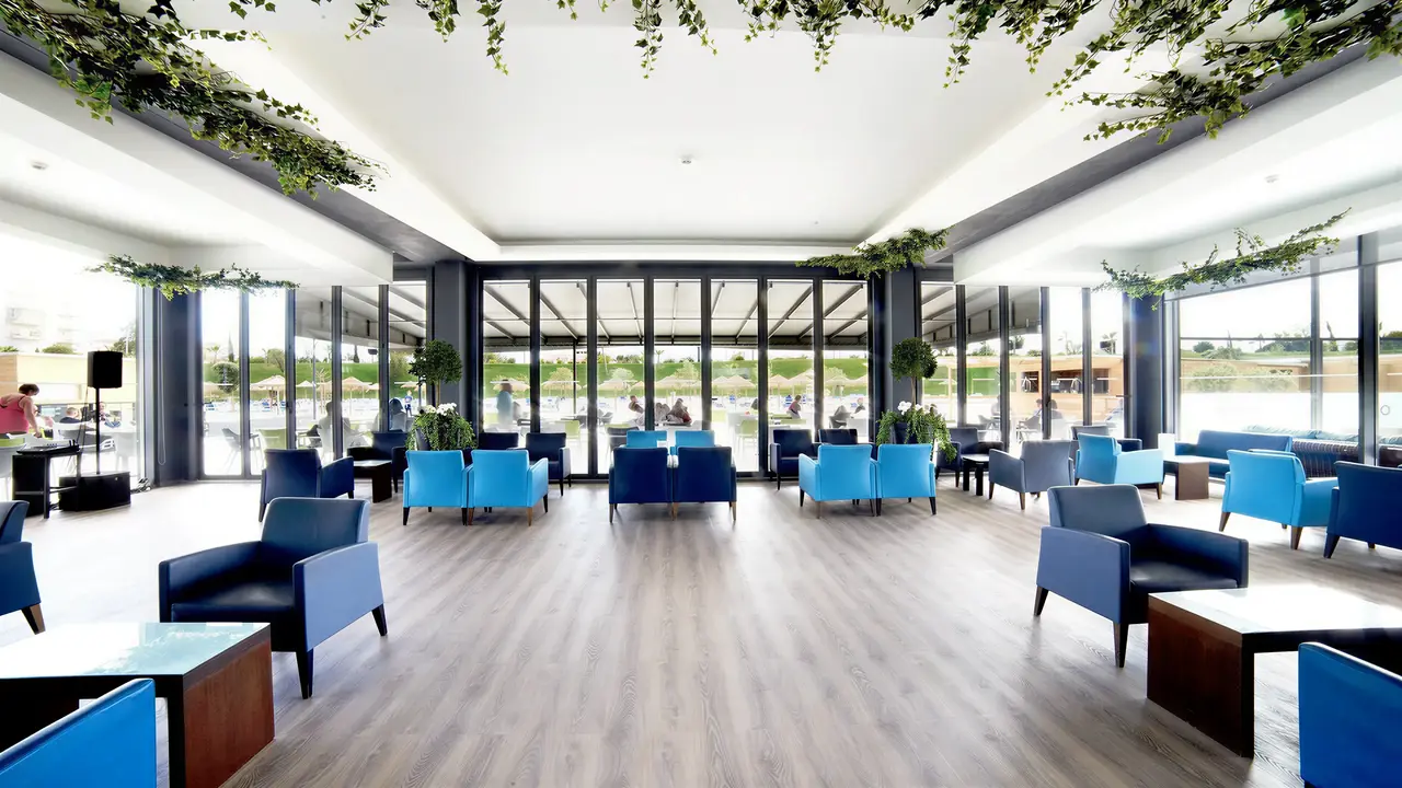 Wnętrze nowoczesnego lobby w Alvor Baia z fotelami