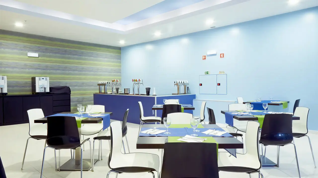 Restauracja w Alvor Baia z ustawionymi stolikami