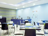 Restauracja w Alvor Baia z ustawionymi stolikami