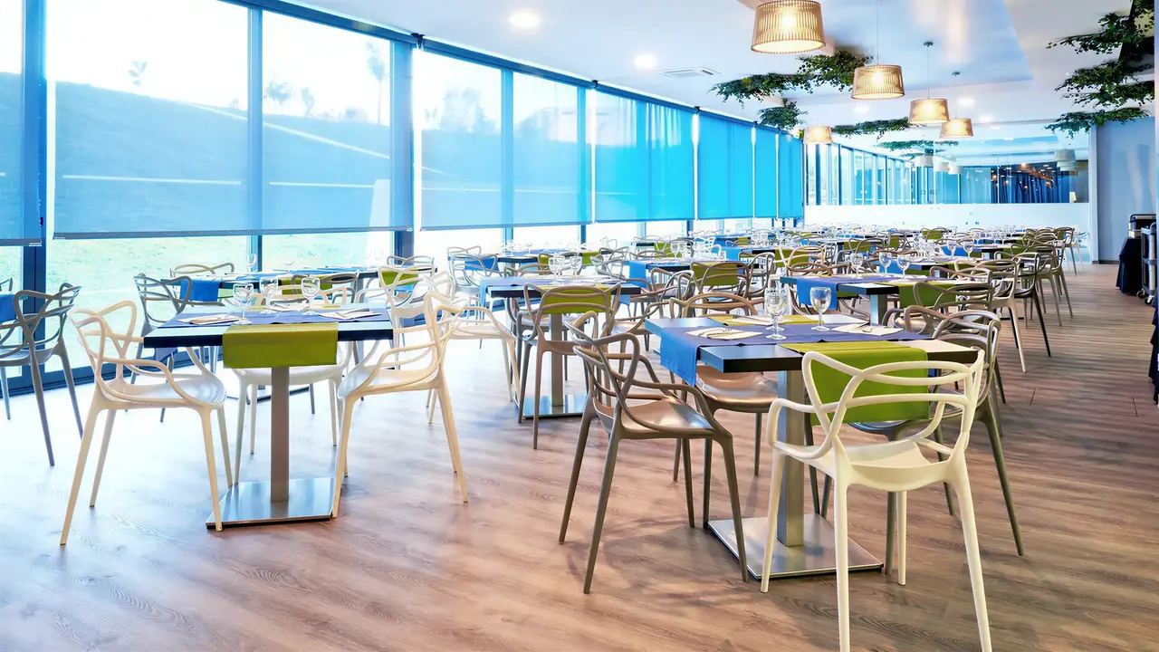 Restauracja w Alvor Baia z nakrytymi stołami