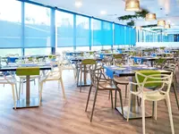 Restauracja w Alvor Baia z nakrytymi stołami