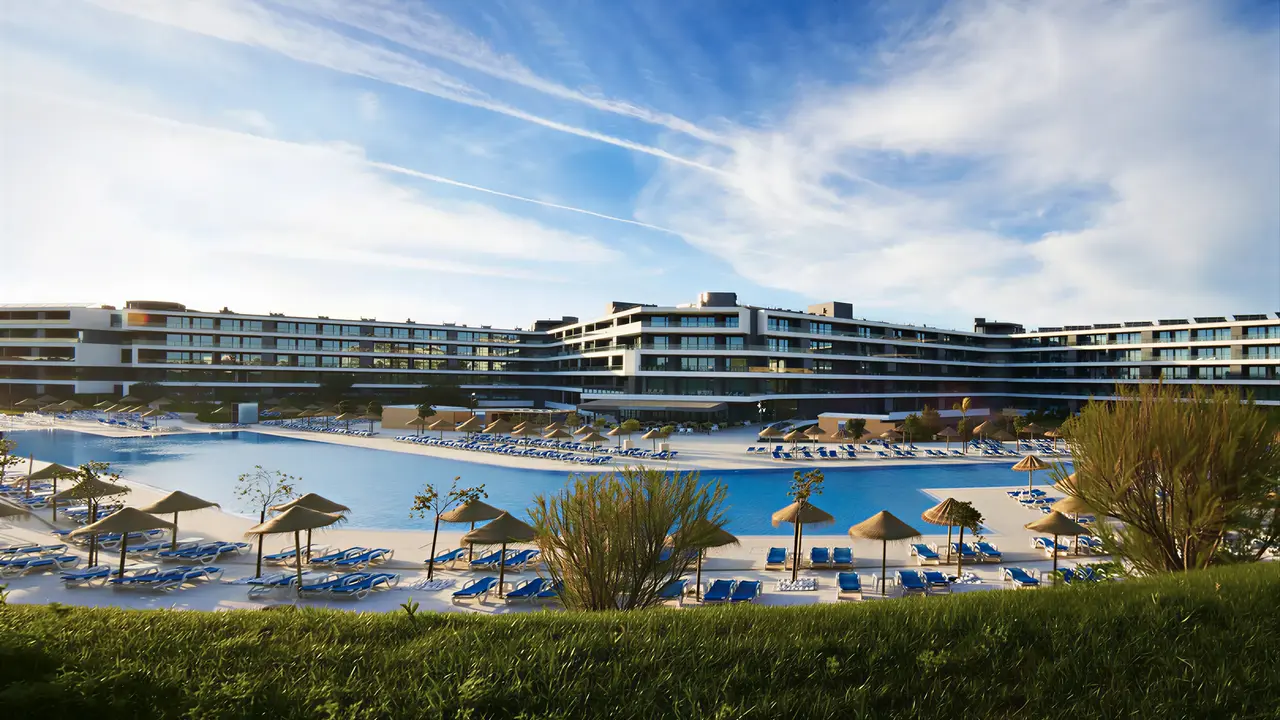 Panorama kompleksu Alvor Baia z basenami