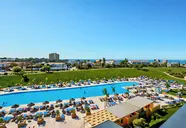 Widok na kompleks i basen w Alvor Baia