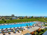 Widok na kompleks i basen w Alvor Baia