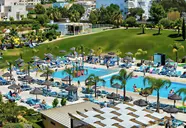 Widok na kompleks basenowy w Alvor Baia