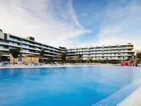Basen z leżakami w hotelu Alvor Baia
