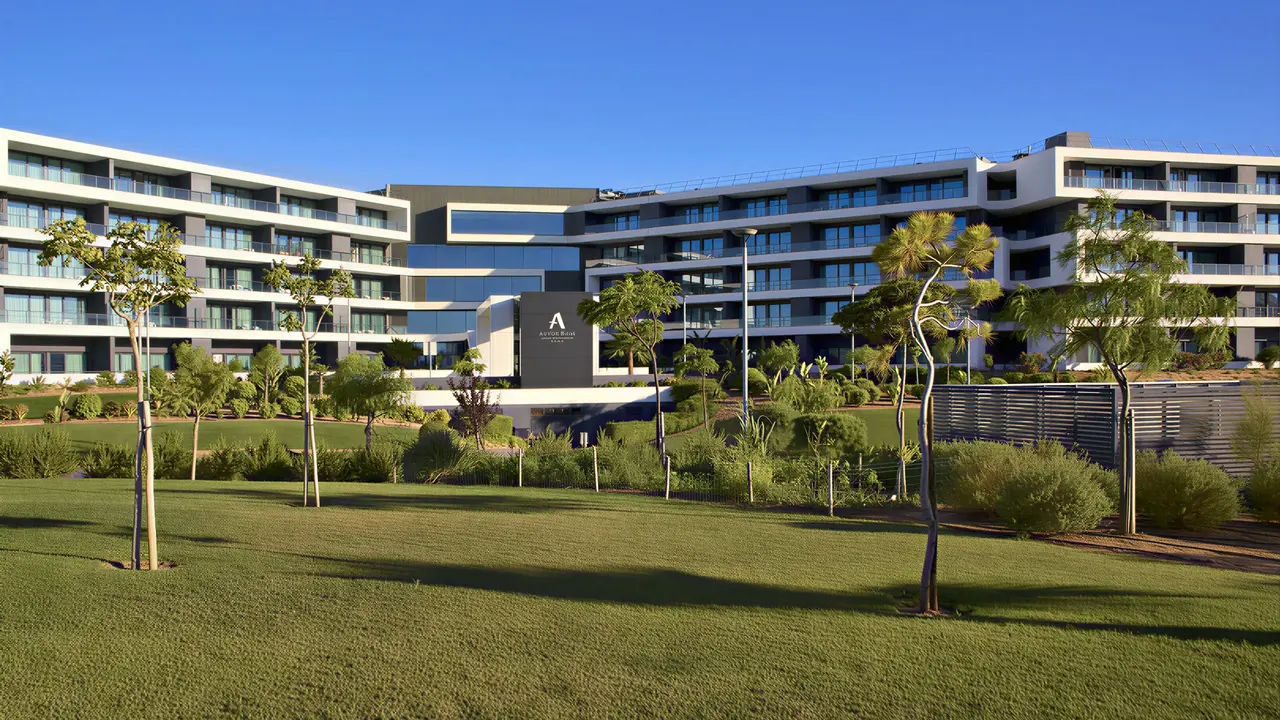 Nowoczesna architektura budynku Alvor Baia z trawnikiem