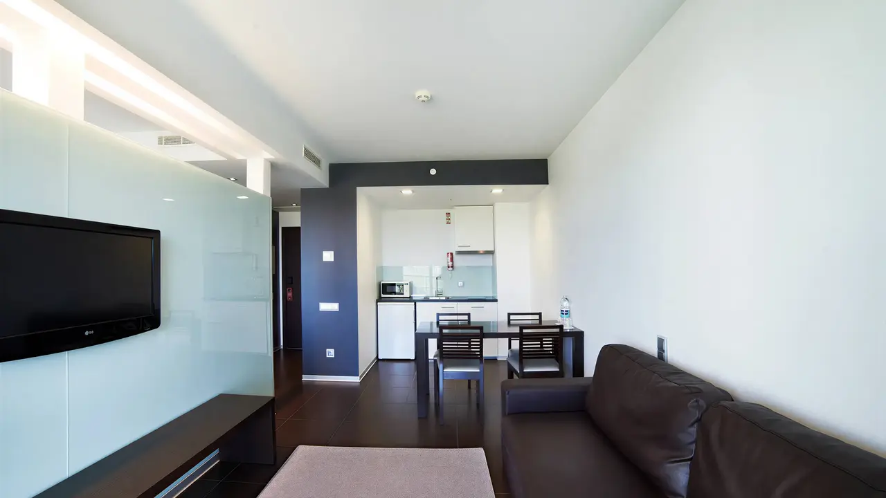 Nowoczesny salon w Alvor Baia z ciemną sofą